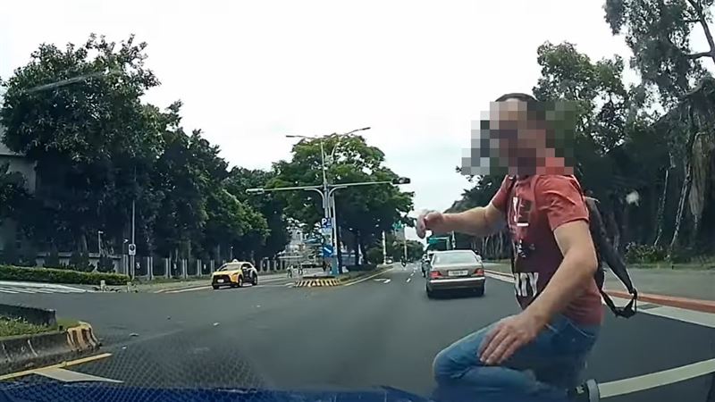 &nbsp;俄人隨機撲向行進間的車輛。（圖／翻攝自WoWtchout - 地圖型行車影像分享平台）