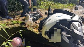 基隆市,七堵區,騎士,水溝,警消,自摔,命危,搶救,送醫▲圖片描述。（圖／翻攝畫面）