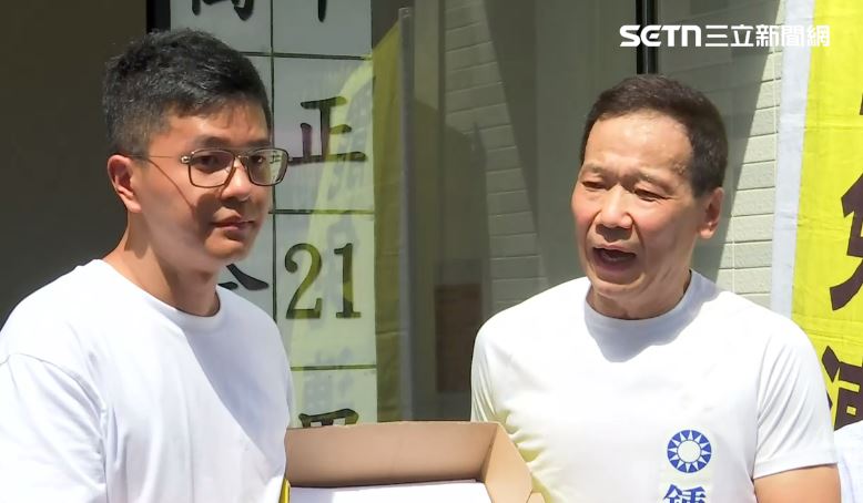 鍾小平（右）送出1049份連署書至連署站，並強調接下來會將第一階段收到的4800份連署書轉為第二階段。（圖／翻攝畫面）