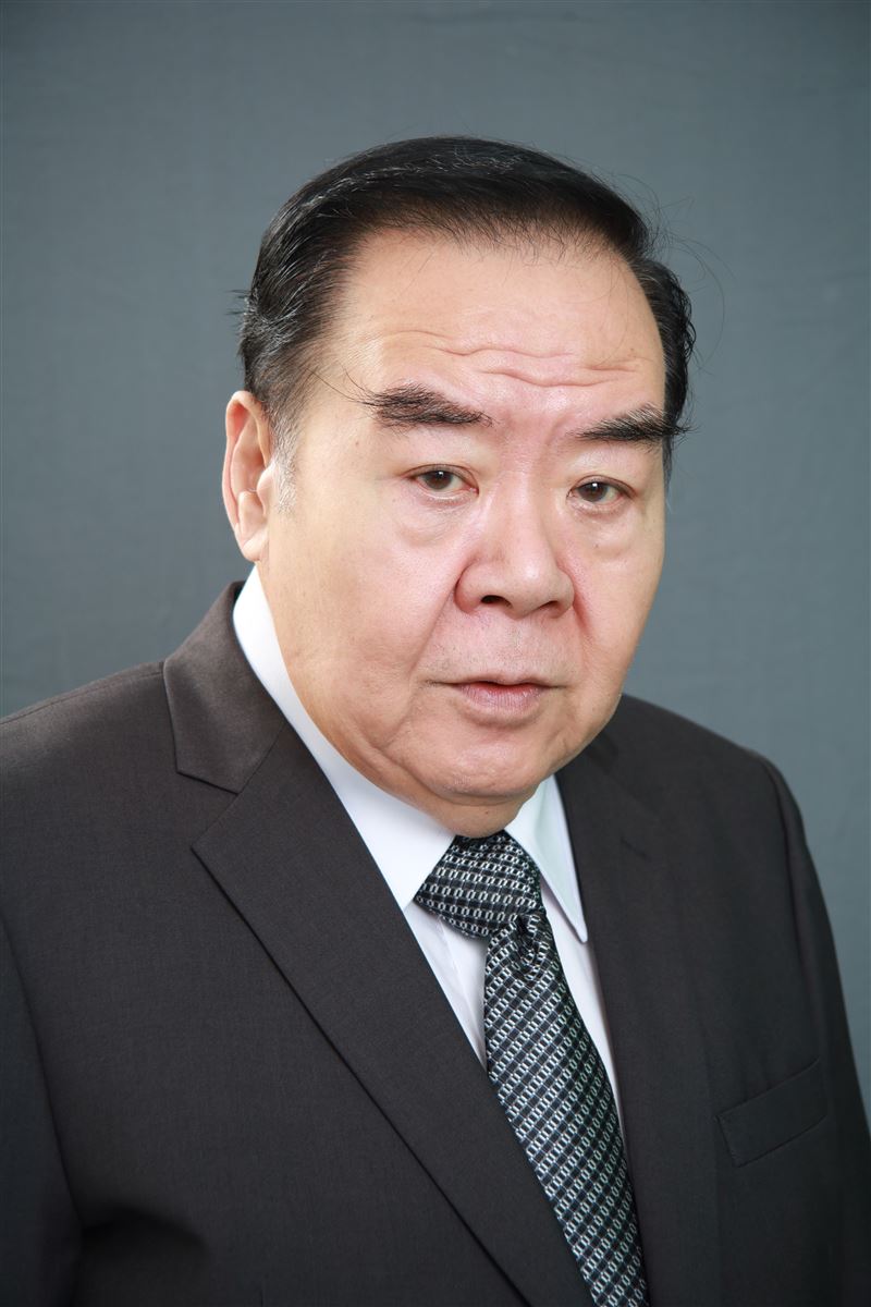 影帝鄭則仕改當「年紀最長男主角」，飾演霸道固執的集團老闆。（圖／年代提供）