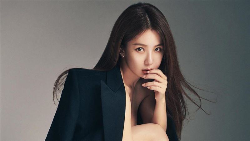 外媒都關注！郭書瑤自拍照流出　倒奶看光