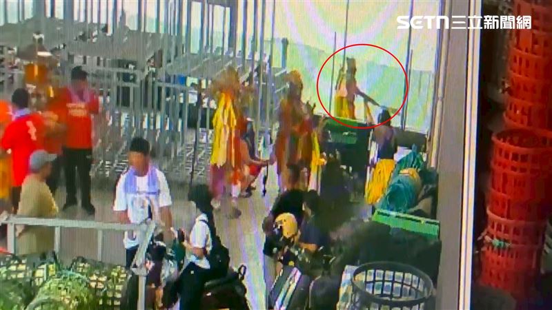 官將首不滿犬隻吠叫,拿著法器朝狗叫囂、嚇阻。(圖/民眾提供)