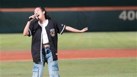 李竺芯現身球場獻唱並與陳傑憲合照（圖／統一7-ELEVEN獅提供）