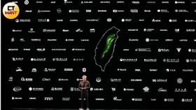 NVIDIA輝達創辦人黃仁勳出席2025Computex主題演講，背板上的右上方第二、三行，首度出現金融業者的名稱，包括國泰金控、中信金控、玉山銀行。（圖／黃耀徵攝）