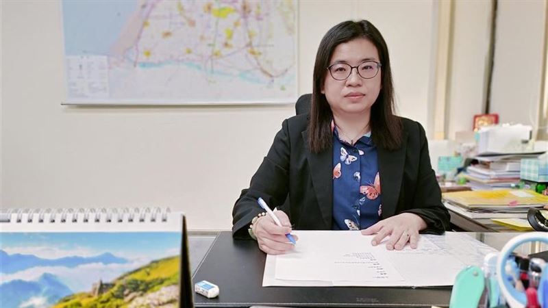 彰化縣府計畫處長施敏華因受訪當機,引發網友熱議。(圖/翻攝彰化縣府官網)