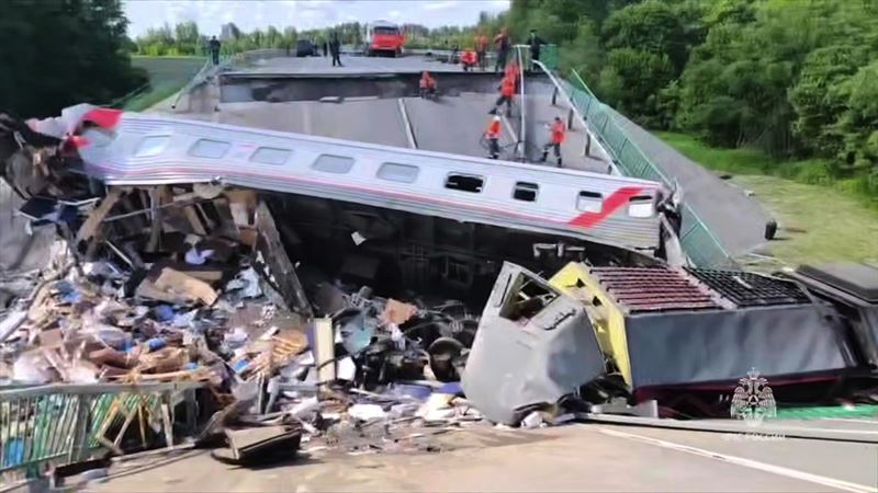 一輛正行駛前往莫斯科的列車,疑似遭烏克蘭無人機攻擊,釀成至少7死69傷慘劇。(圖/美聯社/達志影像)