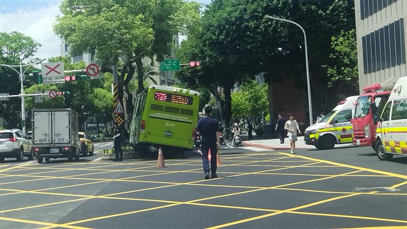 北市公車自撞路樹。（圖／翻攝畫面）