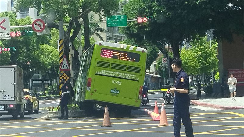 新／北市公車衝撞分隔島路樹　6人受傷