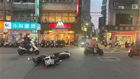 女騎士「鬼切」左轉  新北警閃避不及碰撞受傷新北市政府警察局新莊分局游姓員警17日騎乘警用機車趕往查緝案件，行經中港路與中安街口時，前方唐姓女騎士未打方向燈直接左轉，兩人碰撞摔車，受傷送醫。（翻攝照片）中央社記者王鴻國傳真  114年3月18日