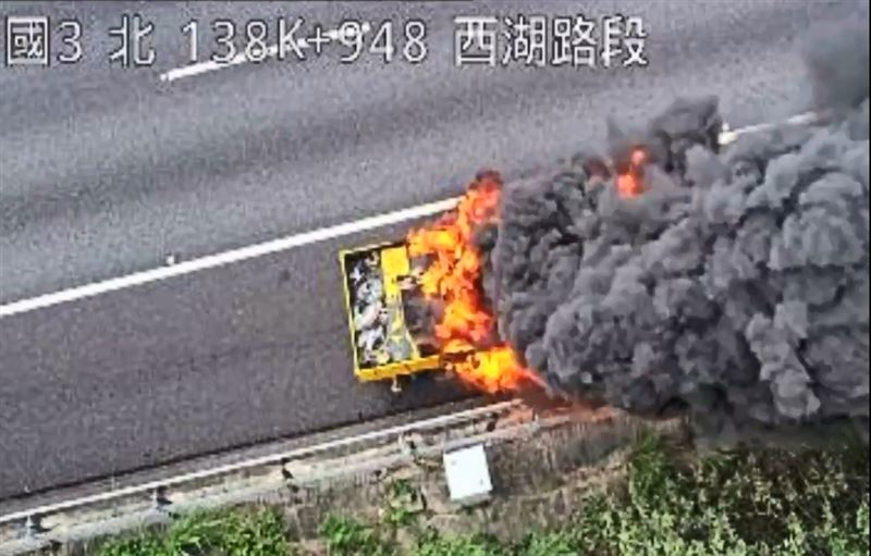 高空作業工程車起火燃燒,火勢一發不可收拾。(圖/翻攝高速公路資訊網)