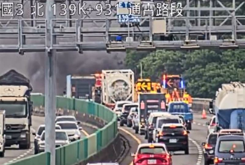 國道火燒車大量濃煙直竄天際,造成車陣回堵。(圖/翻攝高速公路資訊網)
