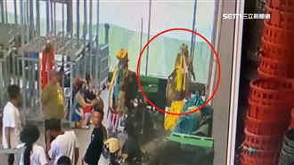 陣頭躲雨竟拿籃球、掃把砸狗　廟方道歉了