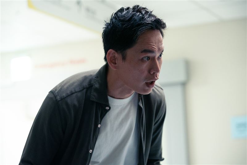 黃鐙輝顛覆形象，變為「捲款潛逃」的詐騙犯。(圖／逆光電影提供)