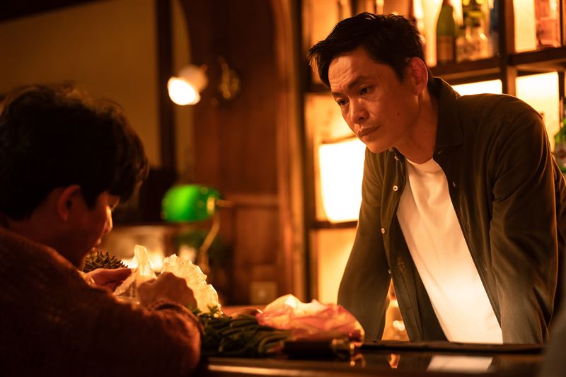 黃鐙輝驚喜客串半吊子調酒師。(圖／逆光電影提供)