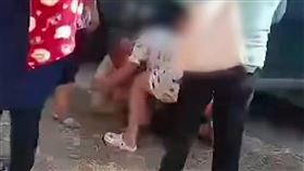 元配緊抓腥夫命根不放。（翻攝自AMARINTV）