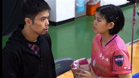 莊智淵親赴中華桌球排名資格賽現場指導愛徒葉伊恬，讓她再度入選成人國手。（圖片來源：三立新聞）
