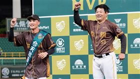 ▲台鋼雄鷹高聖恩與教練黃甘霖一起跳舞。（圖／翻攝自台鋼雄鷹臉書）