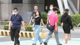 ▲不少民眾紛紛戴回口罩。（示意圖／劉耿豪攝）