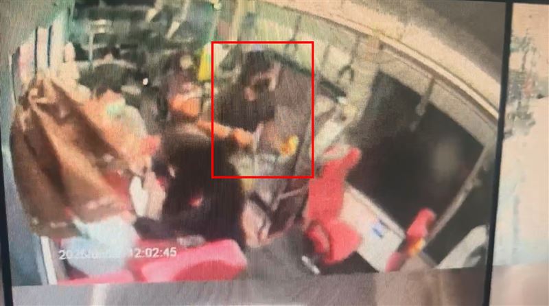 疑似竊嫌上了往烏來的公車。(圖/翻攝畫面)