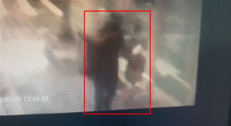 疑似竊嫌下公車。(圖/翻攝畫面)