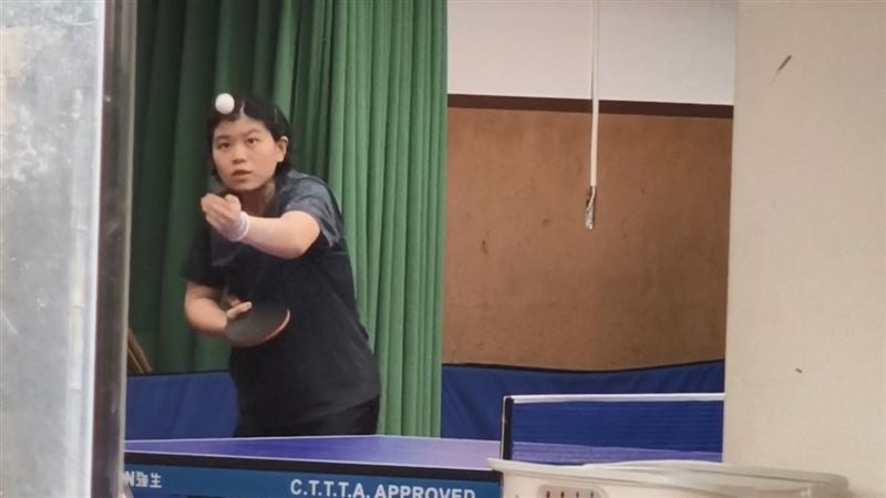 儘管被取消賽事，17歲的桌球女將葉伊恬仍勤練球，精神令人欽佩。（圖／翻攝畫面）