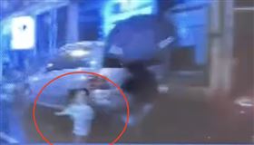 驚險瞬間曝！幼童「闖馬路」差1秒撞飛