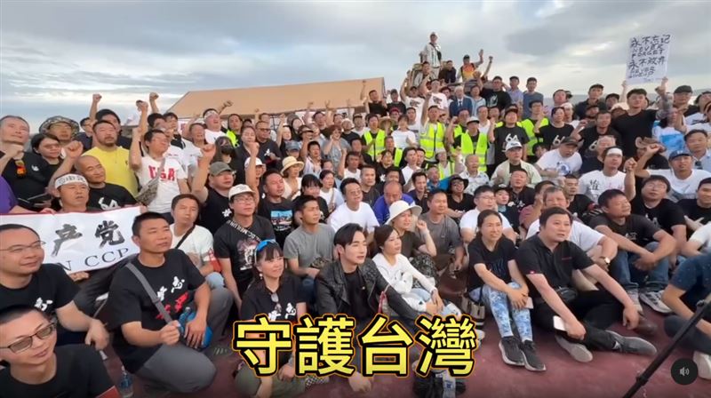 八炯合體海外中國人高喊「拒絕統戰,守護台灣」。(圖/翻攝自Threads @musiclin_1107)