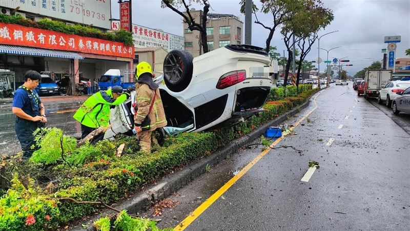 C300自撞後翻覆多圈掉卡在安全島上。（圖／翻攝畫面）