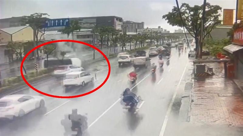 監視器拍下撞擊瞬間。（圖／翻攝畫面）