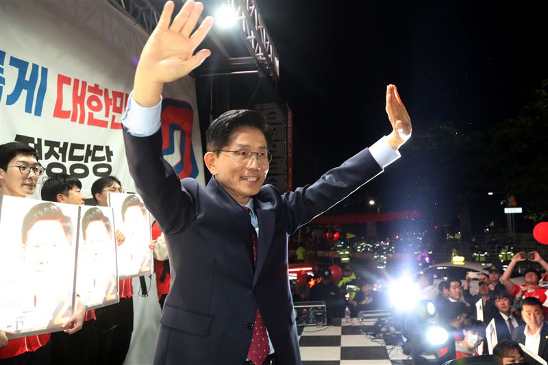 國民力量黨候選人金文洙預計先在家中關注開票,稍晚前往國會的選情中心。(圖/翻攝自金文洙官方臉書)