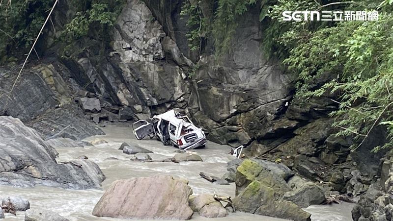 新／廂型車翻落阿里山公路　47歲男泡水亡