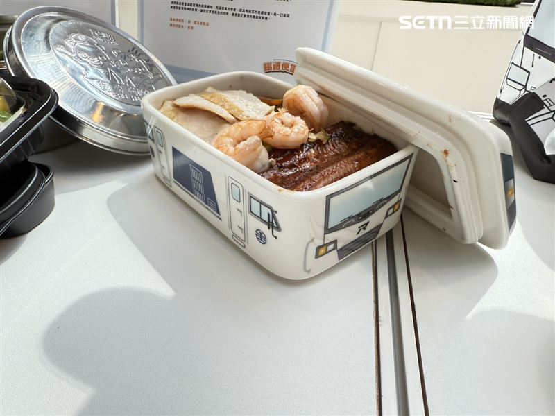 台鐵特別推出全新設計的「E500及R200造型陶瓷便當盒」。（圖／記者李育道攝影）