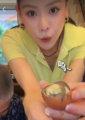 女星聶詩芸拍片炫耀從中國帶零食返台,其中一樣竟疑似是活體,農業部防檢署,表示正展開調查。(圖/翻攝「聶詩芸Demi」抖音)