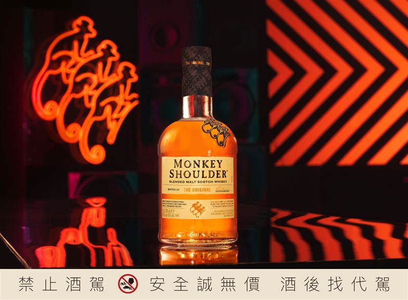 三隻猴子威士忌 Monkey Shoulder X WODEN® 潮牌首度聯名,跨界推出限量聯名系列,全台據點解鎖街頭潮人風格。(圖/格蘭父子提供)