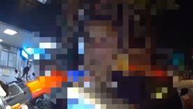 紀宏澤接受酒測，其酒精濃度高達0.76毫克。（圖／翻攝畫面）