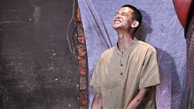 盧彥澤在狹小的打鐵舖中拍戲，鞋底因踩到煤渣燒出破洞。（圖／台視提供）