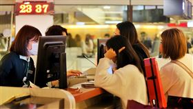 行動電源閃燃釀火災  新加坡酷航班機未起飛（2）桃園國際機場一架新加坡酷航班機10日晚間準備起飛時，疑因旅客行動電源閃燃在機艙內引發火勢，塔台基於安全考量不允許班機起飛，酷航安排旅客退關，運安會也進行調查。中央社記者吳睿騏桃園機場攝  112年1月11日