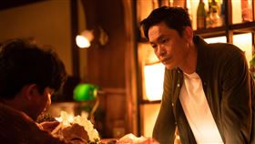 黃鐙輝驚喜客串半吊子調酒師。(圖／逆光電影提供)