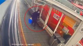 犯嫌從容的搭乘公車逃逸。（圖／翻攝畫面）