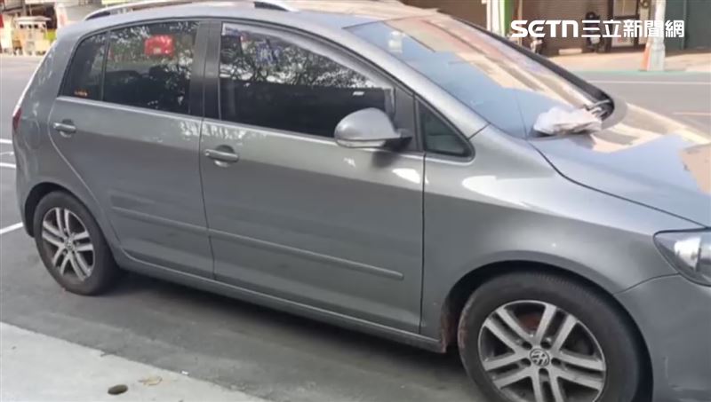 員林的中正路上,有一輛灰色轎車已停了半年之久。(圖/資料照)