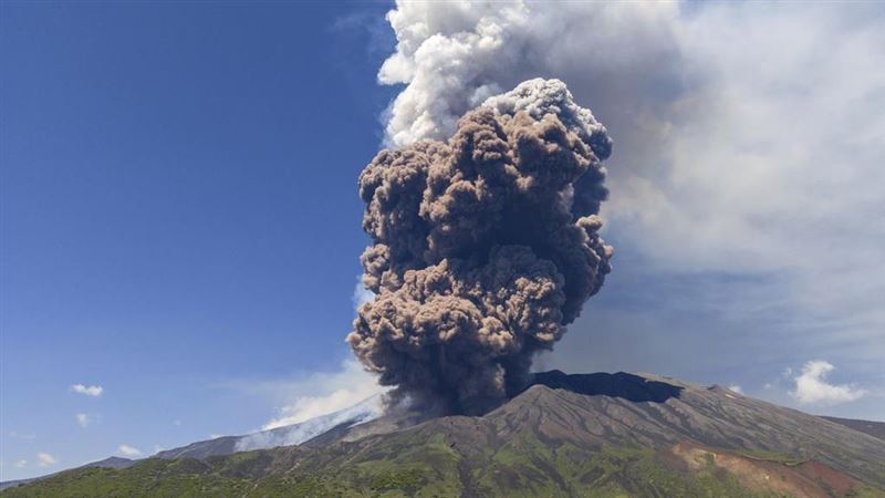 義大利火山爆發！濃煙直衝天　遊客急逃竄