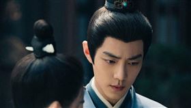 《藏海傳》肖戰遭張婧儀拉衣領霸氣奪吻。（圖／Disney+提供）