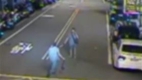 2男子在路上你追我跑，看起來十分荒謬。（圖／翻攝畫面）