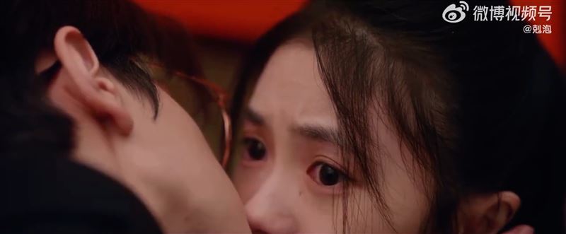 劉浩存(右)先前在《脫軌》中與林一的吻戲也被指借位。(圖/翻攝自微博)