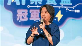 教育部次長葉丙成日前才因捲入性平事件遭調查，如今又遭人投訴未利益迴避、涉嫌圖利。圖為他現身2024「AI素養盃」總決賽頒獎。（AI素養盃主辦單位提供）
