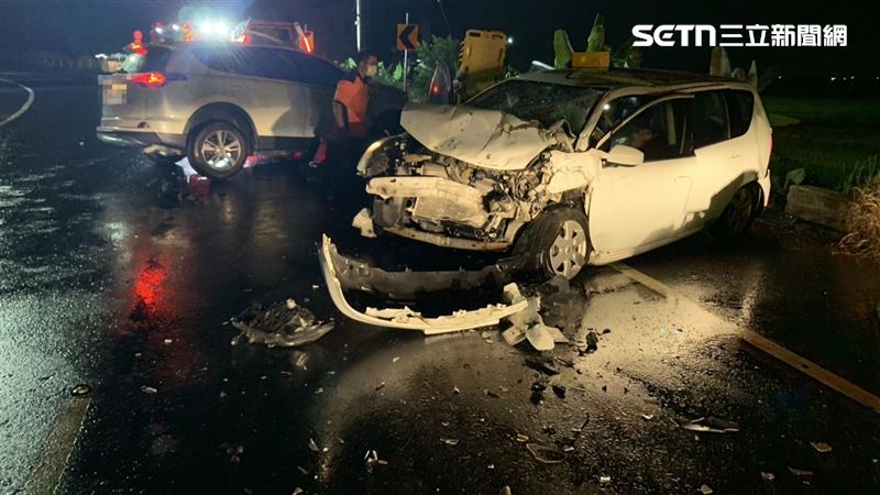 車禍導致肇事車輛車頭往駕駛座內縮，擋風玻璃也裂成大片蜘蛛網狀，零件四散，現場一片凌亂。（圖／翻攝畫面）