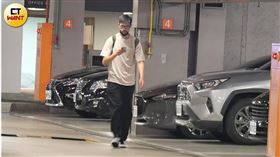 上月24日陳大天結束舞台劇演出後，到停車場取車，神情看來輕鬆不少。（圖／本刊攝影組）