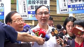 ▲朱立倫「反惡罷 戰獨裁」 陪同林德福永安市場掃街拜票。（圖／翻攝畫面）