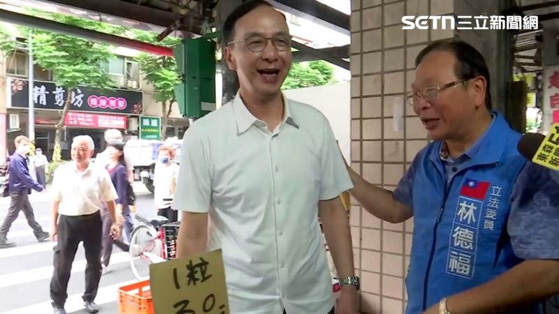 朱立倫3日上午陪同林德福在永安市場掃街拜票。(圖/翻攝畫面)