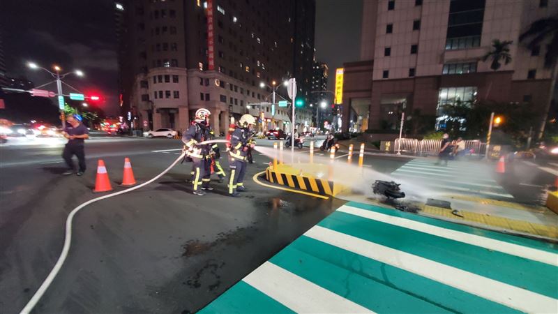 電動機車路中間起火,消防隊出動3車7人到場灌救。(圖/翻攝畫面)